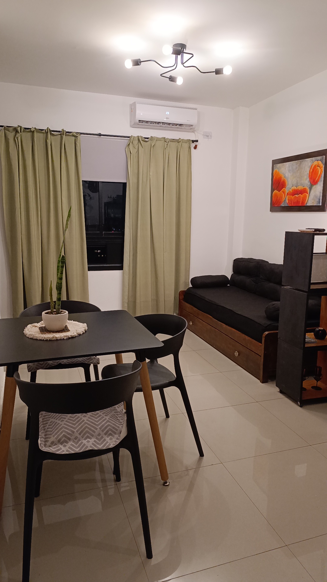 Living comedor de La Mare con diván cama y cocina integrada